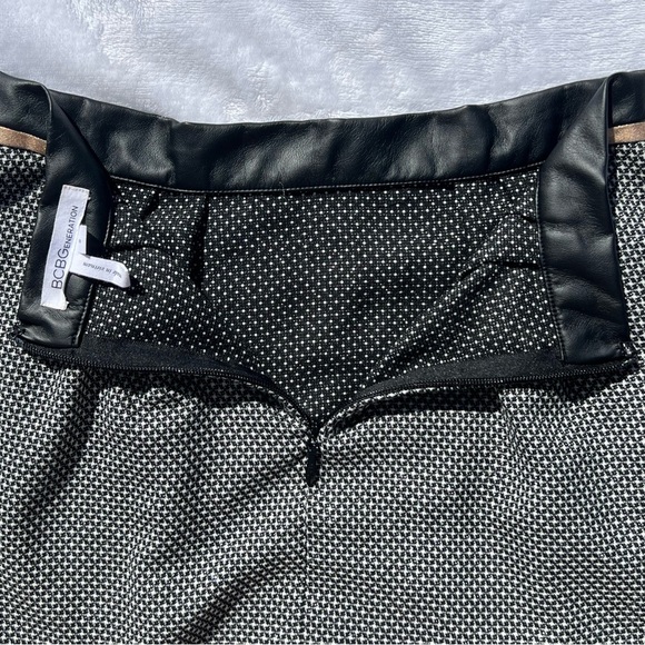 BCBGeneration Mini Skirt Faux Leather Trim Black White Rose Gold 2 QUT3E338 - Picture 8 of 14